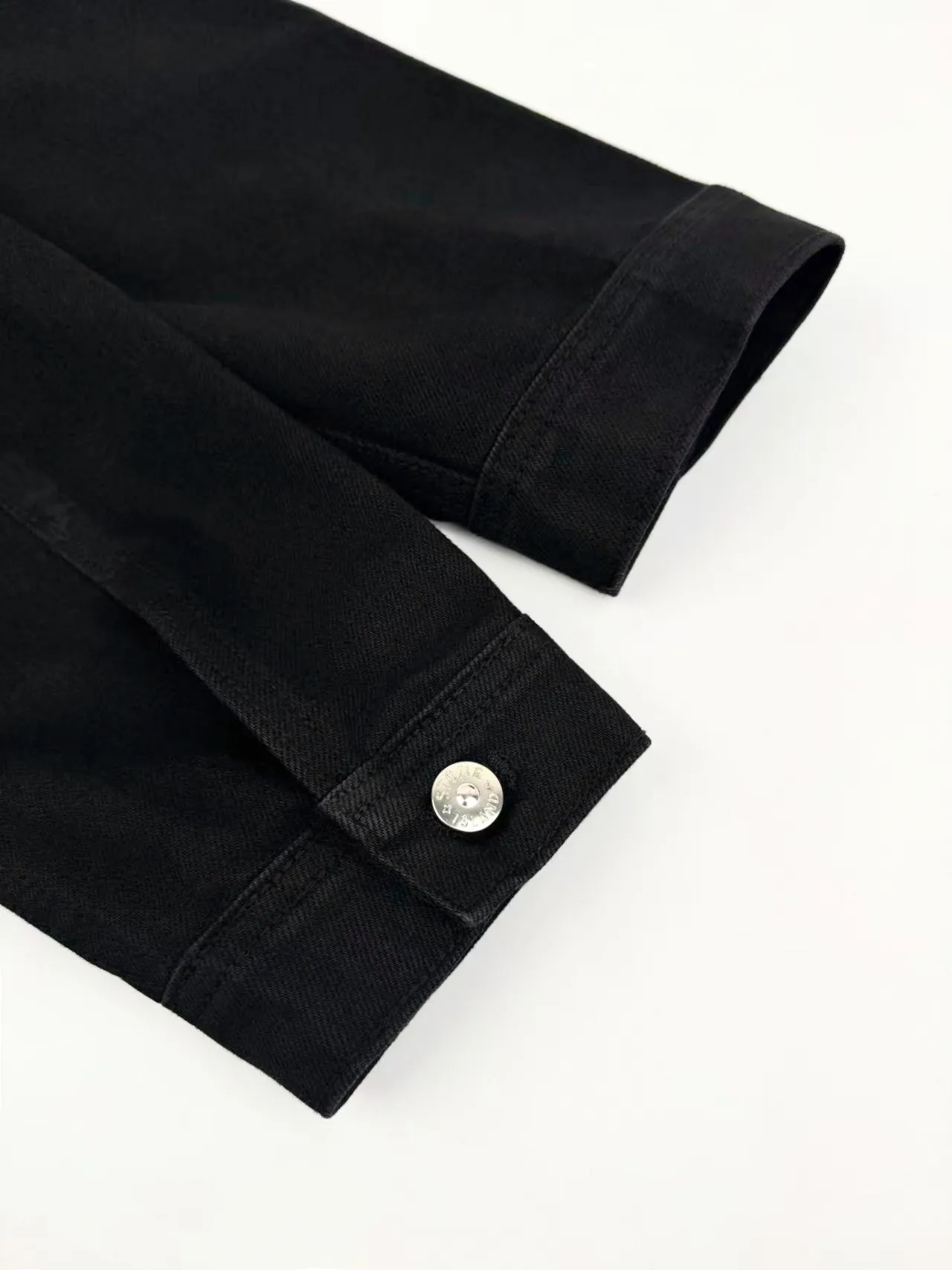 P500 Stonelsland emblem denim jacket. Customized high-density twill denim. Full texture. Comfortable and close to the skin. It is painted in classic retro black and is full of natural purity. The front breast pocket is cut into the front panel in a golden ratio. A pragmatic reconstruction of the ritual sense. The iconic Stonelsland emblem is embellished on the sleeves, like a unique medal, highlighting the brand's imprint. Simple lines outline a neat silhouette and outline a casual and free style. Workwear genes are infused with luxury DNA, simple charm and versatile charm. Process 1: Use imported machine embroidery technology and use advanced computer control systems and precision mechanical components to realize Stonesland badge embroidery operations with high precision and smooth and delicate lines. Process 2: The entire garment is washed with Zhongxiao. Use a special solution to remove stains and slight fading, and then wash with snowflakes. Use a strong washing method to fade the color to make the color more uniform. Process 3: The entire garment is stitched using a buried clamp machine. The embedded clamp machine can control the distance between the two needles by changing the needle position to achieve seamless splicing, smooth and tidy. Accessories: customized 1:1 Stonelsland I-shaped buckle, customized 1:1 Stonelsland embroidery label, customized 1:1 Stonelsland resin button, customized 1:1 Stonelsland four-button button, customized 1:1 Stonelsland trademark Version: Loose version Size: S M L XL Style number: BB747
